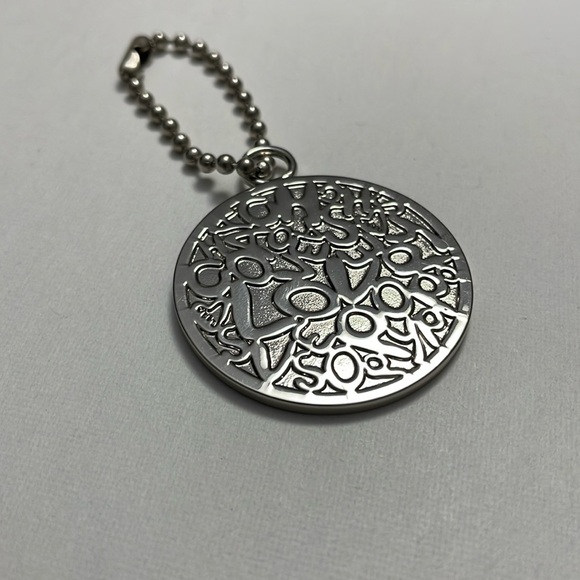 Coach Loves Poppy Medallion Disc Charm Key Fob Hang Tag Silver - Picture 3 of 10